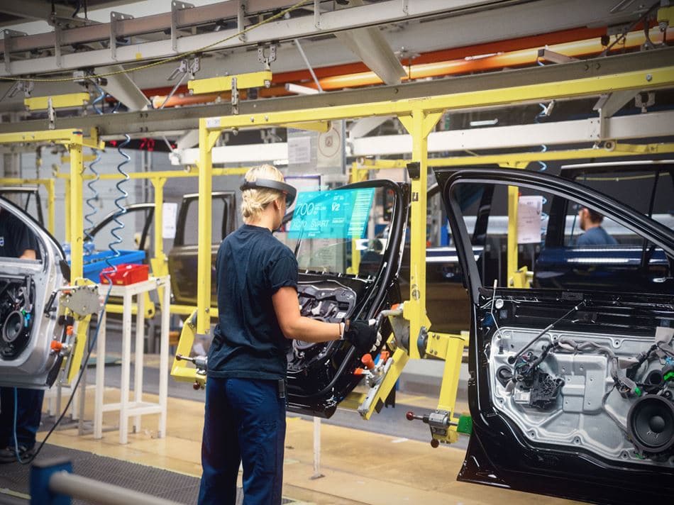 AR/VR technology in manufacturing - hololens volvo - woman using AR in manufacturing